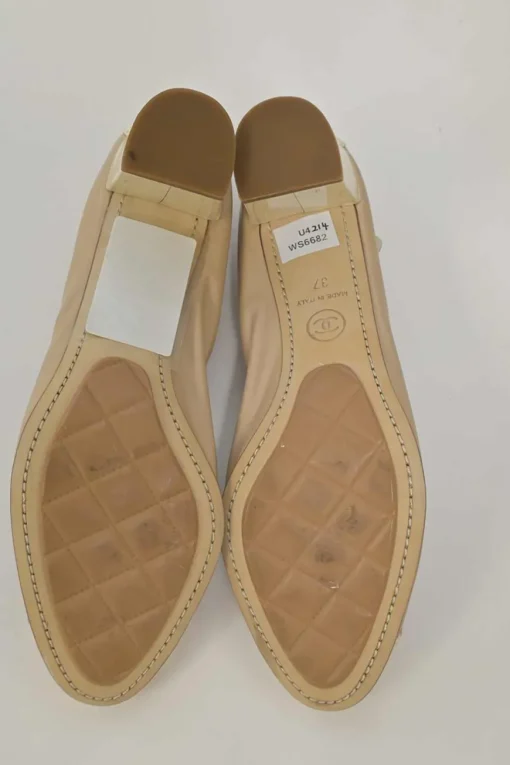 Beige and ivory lambskin low-heel Spirit pumps with contrast cap toe