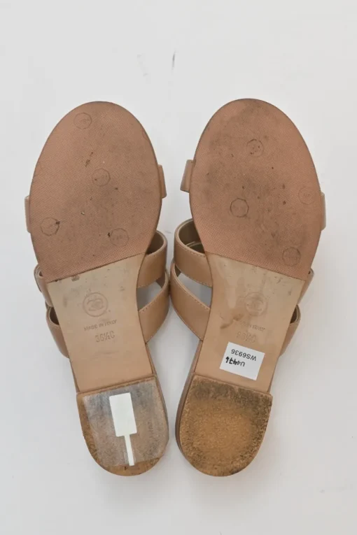Beige leather Coco Mark turnlock strap slide sandals