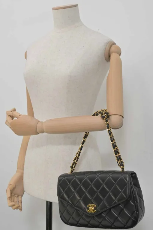 Black matelassé lambskin leather 1994-1996 envelope flap shoulder bag with 24-karat gold-plated hardware