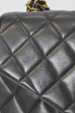 Black matelassé lambskin leather 1994-1996 envelope flap shoulder bag with 24-karat gold-plated hardware