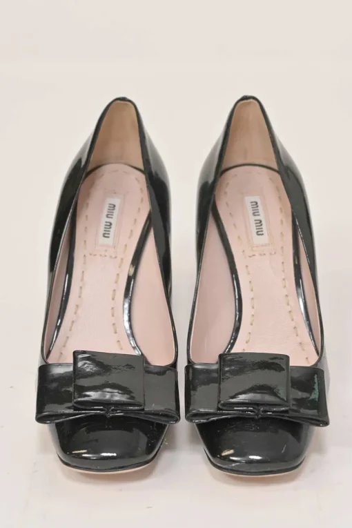 Black patent leather square-toe block heel bow pumps
