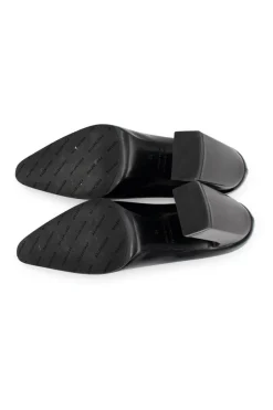 Black point toe leather heels