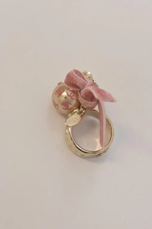 Bow-embellished gold-tone metal and resin Coco Mark faux pearl bijoux fantasie cocktail ring