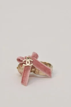 Bow-embellished gold-tone metal and resin Coco Mark faux pearl bijoux fantasie cocktail ring