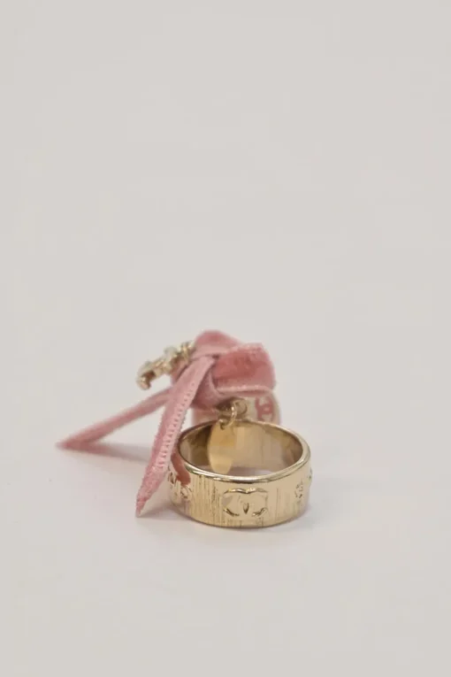 Bow-embellished gold-tone metal and resin Coco Mark faux pearl bijoux fantasie cocktail ring