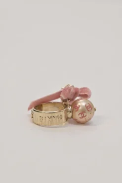 Bow-embellished gold-tone metal and resin Coco Mark faux pearl bijoux fantasie cocktail ring