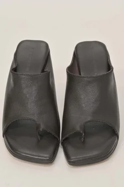 Brown leather Extended Toe Loop 100 mules