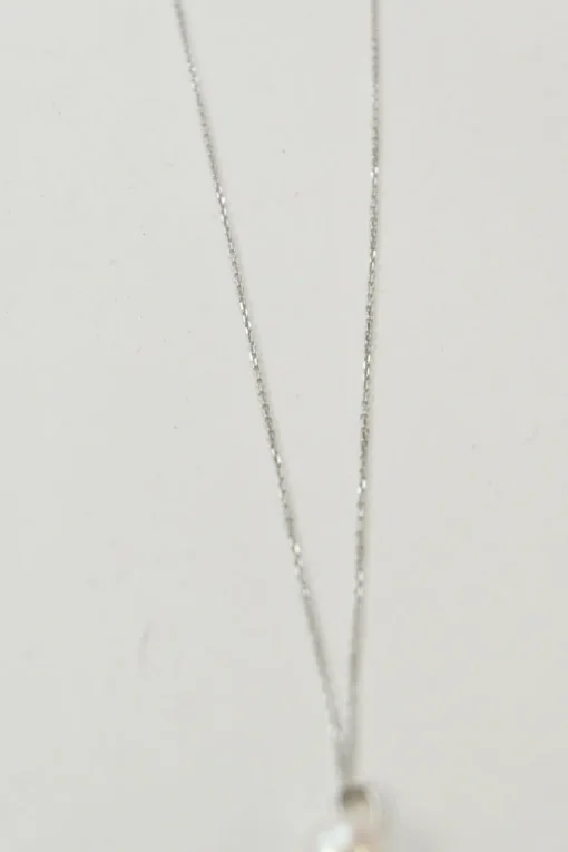 Classic 7mm AA-grade Akoya pearl solitaire pendant on 18-karat white gold cable chain