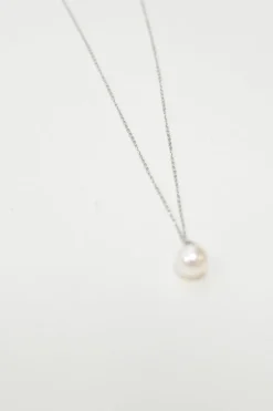 Classic 7mm AA-grade Akoya pearl solitaire pendant on 18-karat white gold cable chain