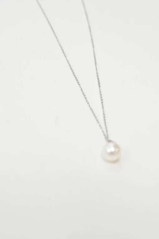 Classic 7mm AA-grade Akoya pearl solitaire pendant on 18-karat white gold cable chain