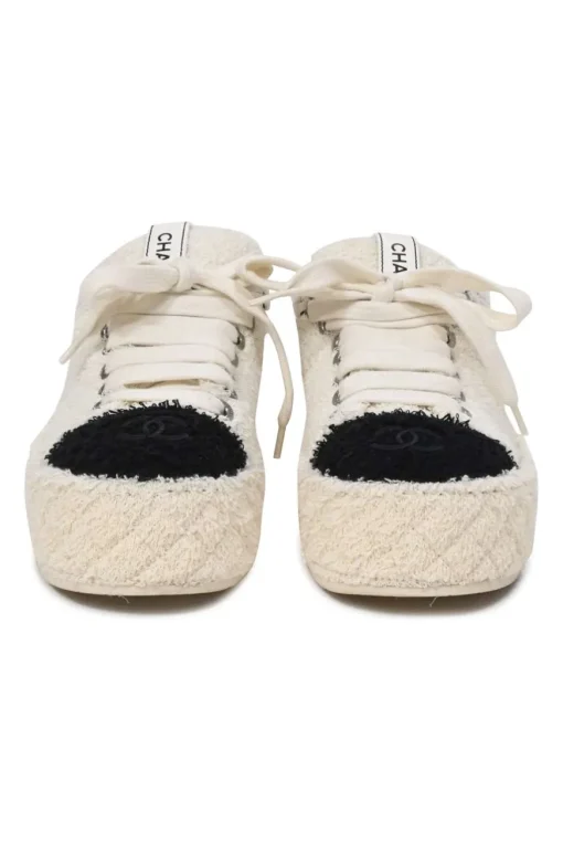 Cream matelassé terrycloth low-top platform sneakers with contrasting cap toe