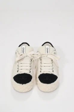 Cream matelassé terrycloth low-top platform sneakers with contrasting cap toe