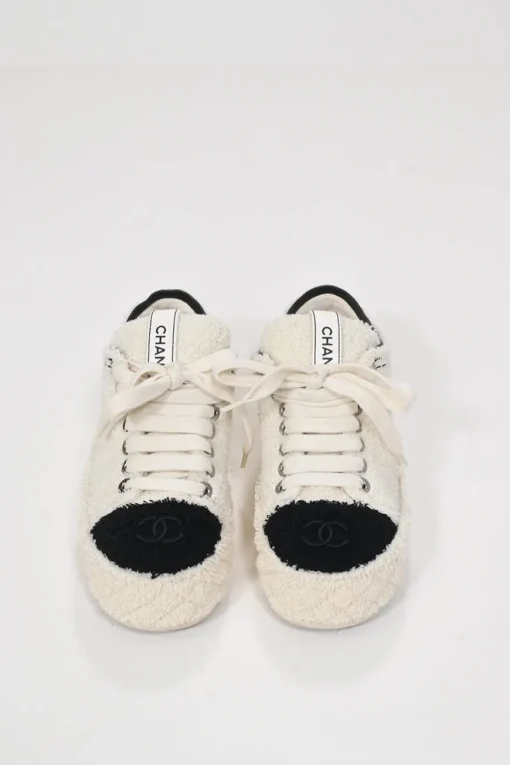 Cream matelassé terrycloth low-top platform sneakers with contrasting cap toe