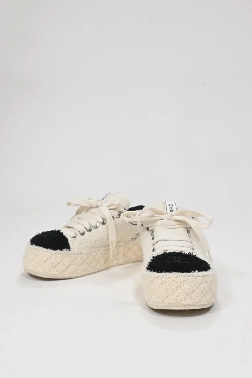 Cream matelassé terrycloth low-top platform sneakers with contrasting cap toe