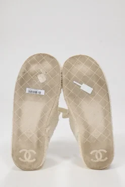 Cream matelassé terrycloth low-top platform sneakers with contrasting cap toe