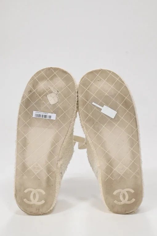 Cream matelassé terrycloth low-top platform sneakers with contrasting cap toe