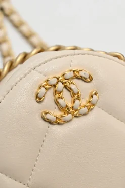 Cream quilted goatskin 19 round clutch with chain with mixed-metal hardware