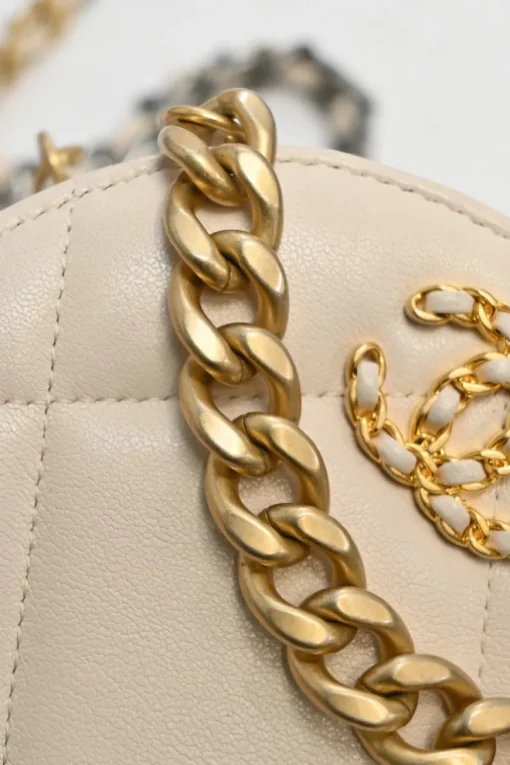 Cream quilted goatskin 19 round clutch with chain with mixed-metal hardware