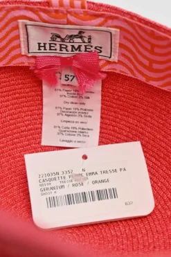 Geranium braided paper Emma cap featuring 'H vagues' and lacquered Clou de Selle appliqués