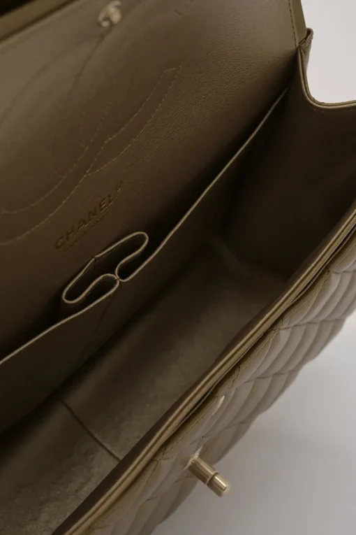 Gold-tone foiled matelassé leather 2012-2013 Jumbo double flap shoulder bag with gold-tone metallic hardware