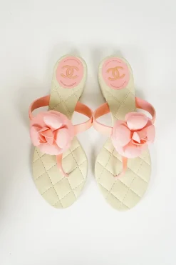 Ivory and pink jelly quilted camellia thong sandals with logo-embossed straps