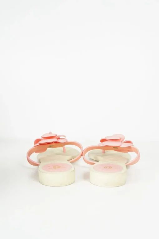 Ivory and pink jelly quilted camellia thong sandals with logo-embossed straps