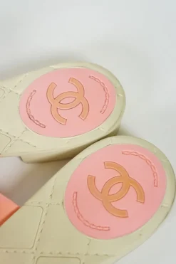 Ivory and pink jelly quilted camellia thong sandals with logo-embossed straps