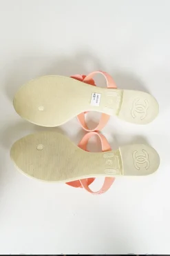Ivory and pink jelly quilted camellia thong sandals with logo-embossed straps
