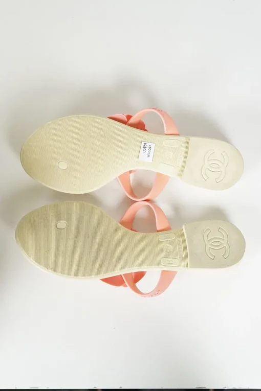 Ivory and pink jelly quilted camellia thong sandals with logo-embossed straps