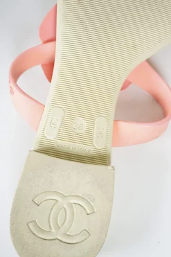 Ivory and pink jelly quilted camellia thong sandals with logo-embossed straps