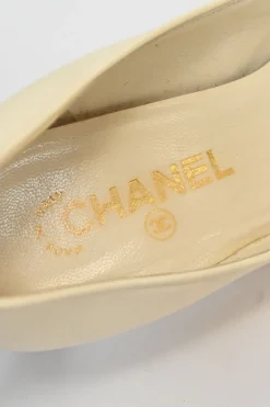 Ivory leather and grosgrain round-toe mid-heel pumps with contrast cap toe