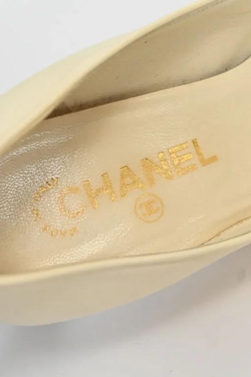 Ivory leather and grosgrain round-toe mid-heel pumps with contrast cap toe