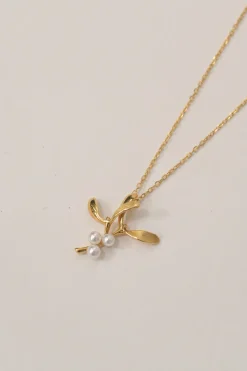 18-karat yellow gold and Akoya cultured pearl vine solitaire pendant necklace with spring clasp closure