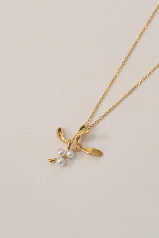 18-karat yellow gold and Akoya cultured pearl vine solitaire pendant necklace with spring clasp closure