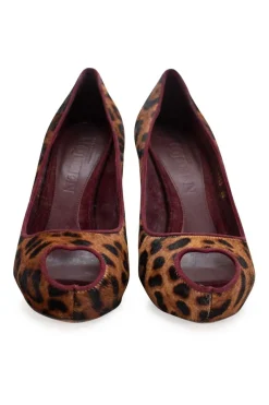 Leopard pattern in calf hair peep toe pumps