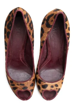 Leopard pattern in calf hair peep toe pumps