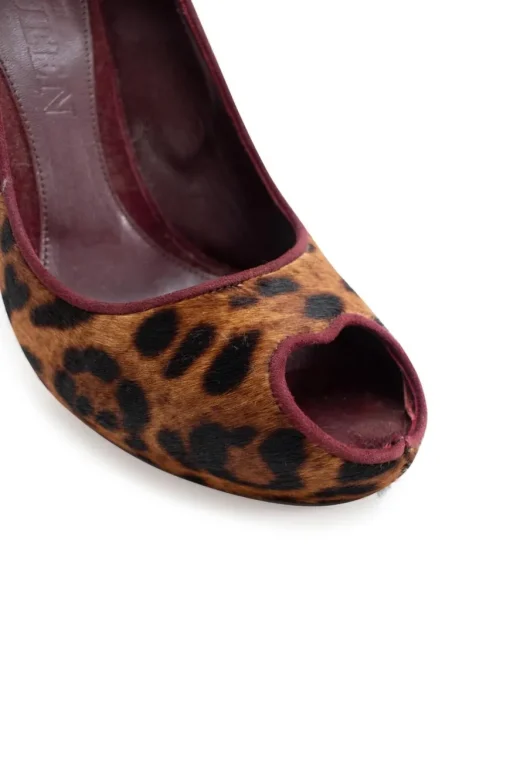 Leopard pattern in calf hair peep toe pumps