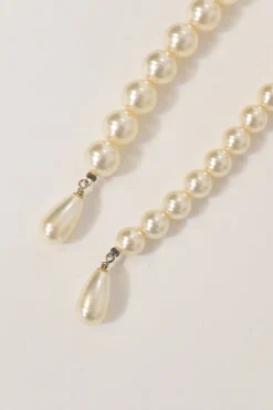Resin faux pearl and gold-finish metal floral lariat necklace with lobster clasp closure