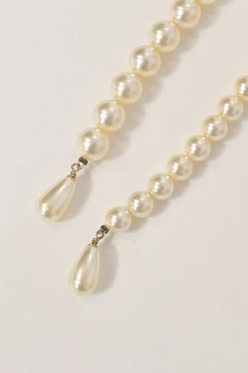 Resin faux pearl and gold-finish metal floral lariat necklace with lobster clasp closure