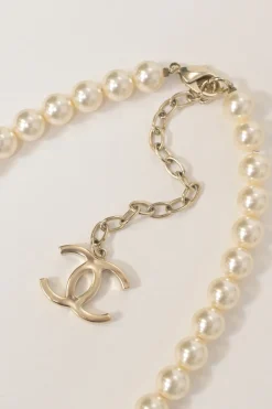 Resin faux pearl and gold-finish metal floral lariat necklace with lobster clasp closure