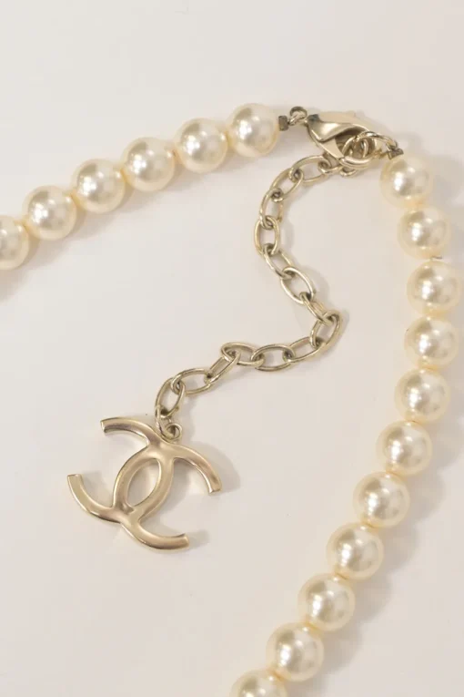 Resin faux pearl and gold-finish metal floral lariat necklace with lobster clasp closure