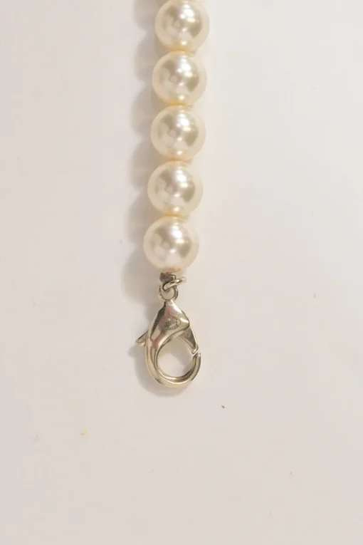 Resin faux pearl and gold-finish metal floral lariat necklace with lobster clasp closure