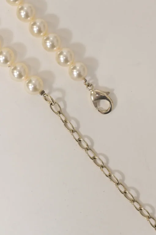 Resin faux pearl and gold-finish metal floral lariat necklace with lobster clasp closure