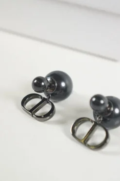 'Tribales' earrings with grey resin pearl