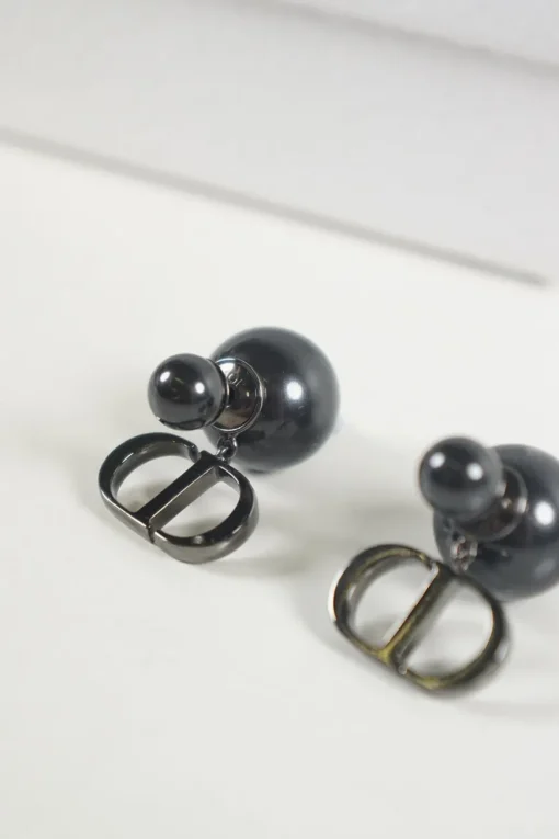 'Tribales' earrings with grey resin pearl