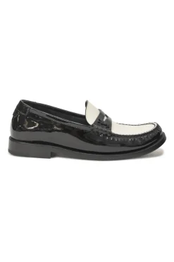 Two-tone patent leather 'Le Loafer' slip-on penny loafers featuring monogram plaque appliqué