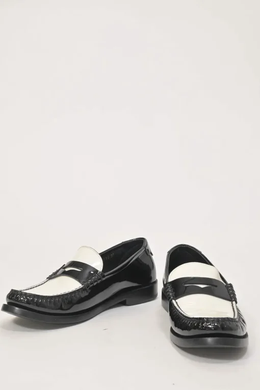Two-tone patent leather 'Le Loafer' slip-on penny loafers featuring monogram plaque appliqué