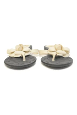 Two-tone rubber camellia thong sandals with matelassé insole and contrasting Coco Mark heel motif