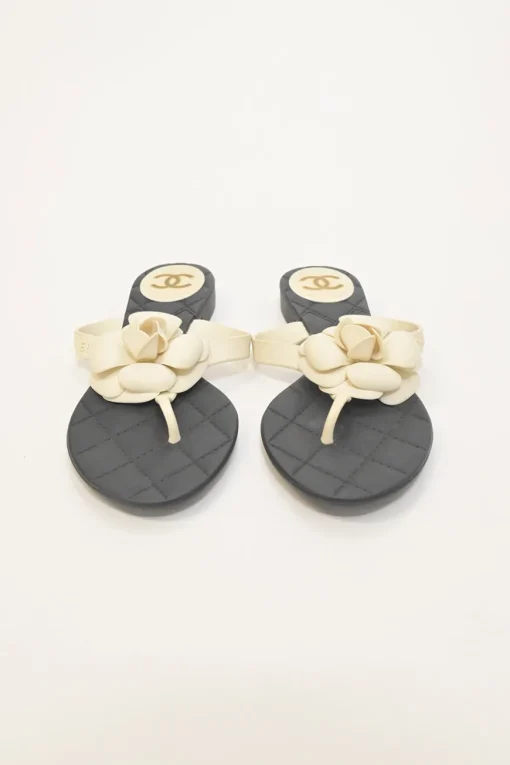 Two-tone rubber camellia thong sandals with matelassé insole and contrasting Coco Mark heel motif