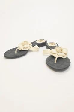 Two-tone rubber camellia thong sandals with matelassé insole and contrasting Coco Mark heel motif